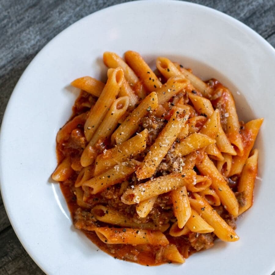 Penne al sugo di carne e pomodoro
