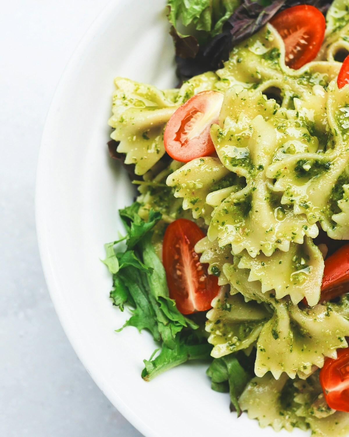 Farfalle al pesto con pomodorini e insalata